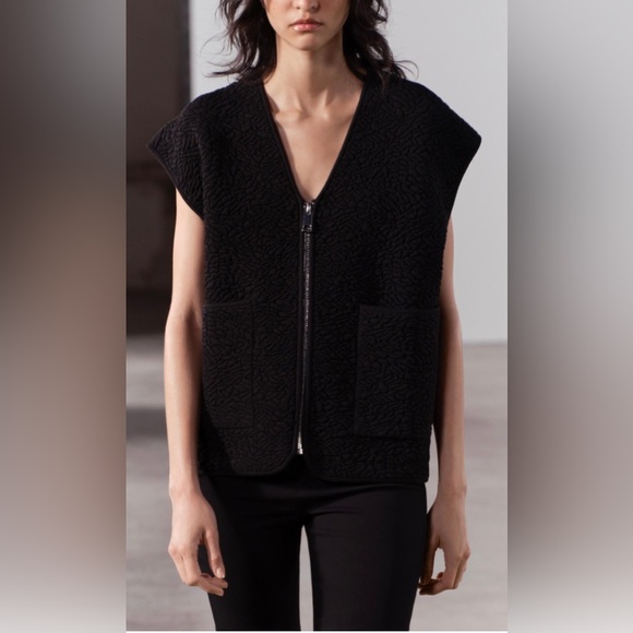 New Zara Oversized Jacquard Knit Vest
Color: Black * Size: S-M - Picture 2 of 7